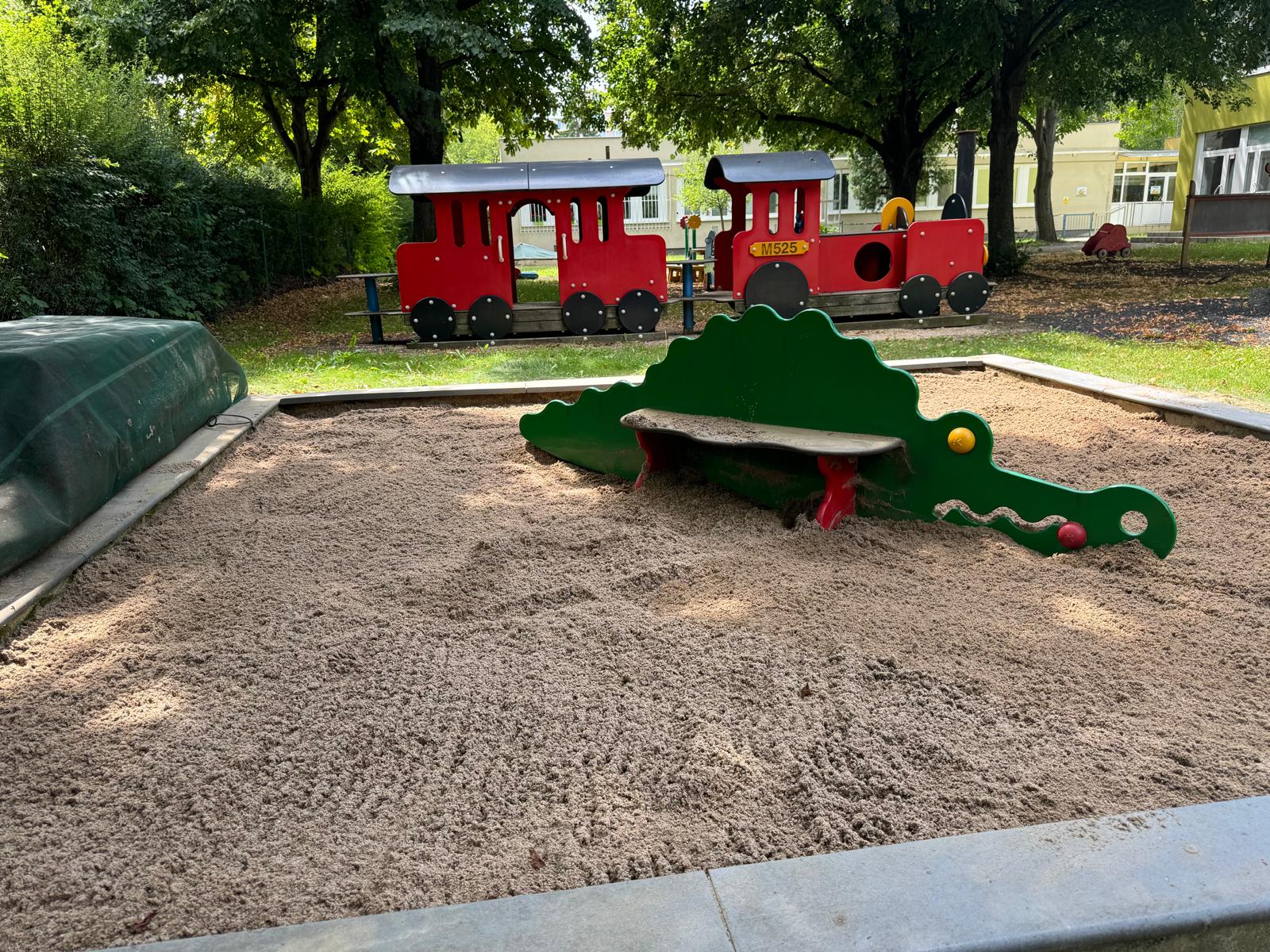 Realizace výměny certifikovaného písku v pískovišti, Praha 4