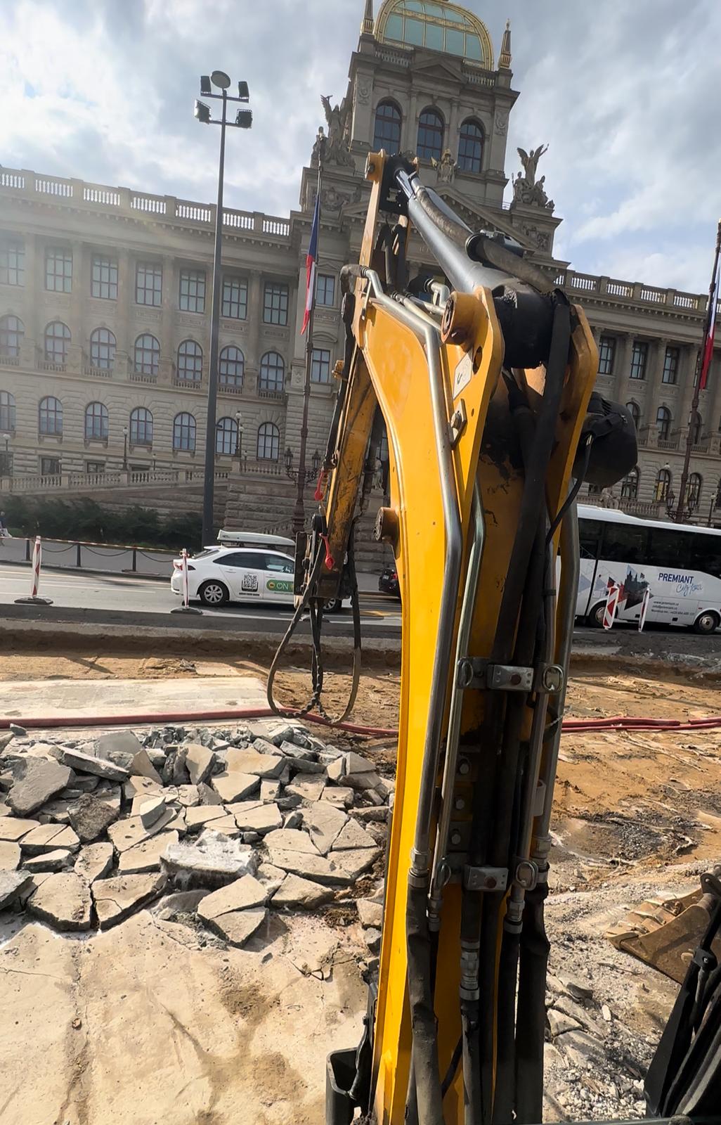 DEMOLICE ŽELEZOBETONOVÉ KONSTRUKCE NA VÁCLAVSKÉM NÁMĚSTÍ