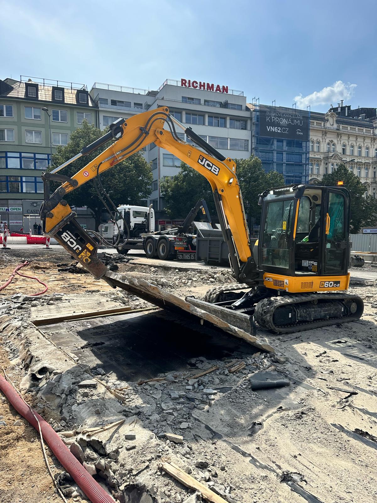 DEMOLICE ŽELEZOBETONOVÉ KONSTRUKCE NA VÁCLAVSKÉM NÁMĚSTÍ
