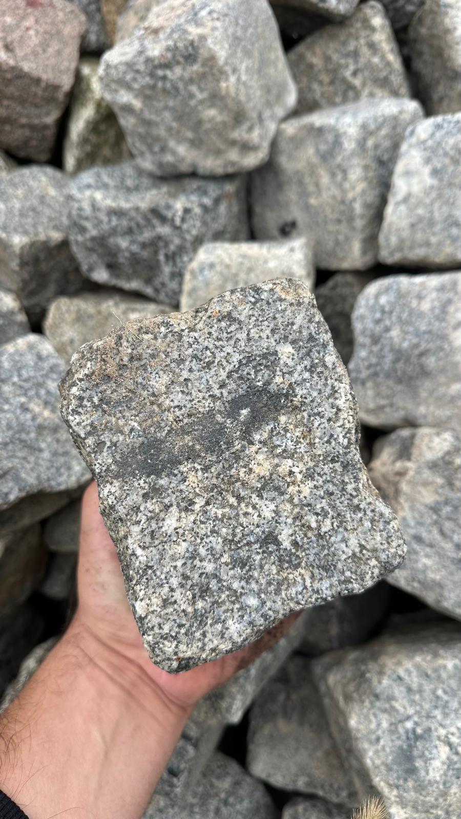 Žulová kostka štípaná 15x17 cm