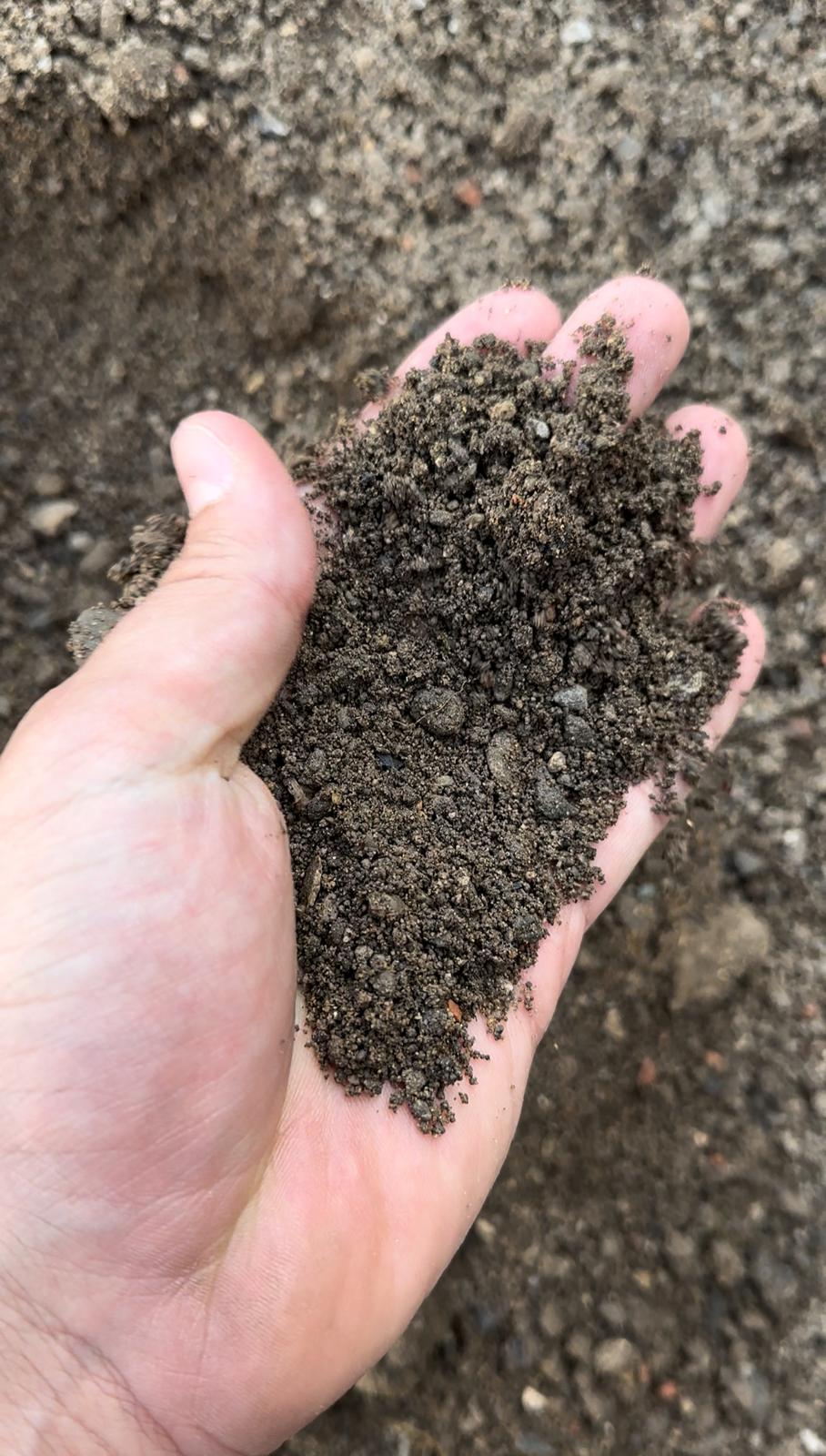 Kvalitní tříděná zahradní zemina